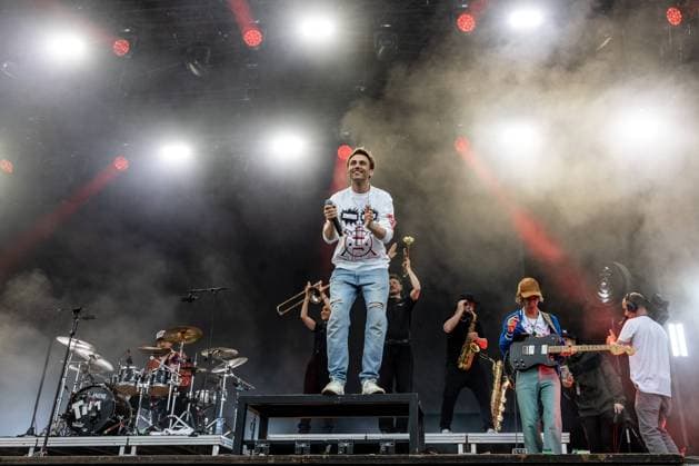 Entertainment Themen der Woche KW30 Der Erfurter Sänger CLUESO beim Live Auftritt auf dem Hauptbühne - Das Randale & Freunde Festival im Freizeitpark Rheinaue in Bonn wurde von Querbeat ins Leben gerufen. Über 20000 Zuschauer besuchten die Konzerte und trotzen dem wechselhaften Wetter. 29.07.2023 Bonn Rheinaue NRW Deutschland *** The Erfurt singer CLUESO at the live performance on the main stage The Randale Freunde Festival in the recreational park Rheinaue in Bonn was created by Querbeat Over 20000 spectators attended the concerts and braved the changeable weather 29 07 2023 Bonn Rheinaue NRW Germany