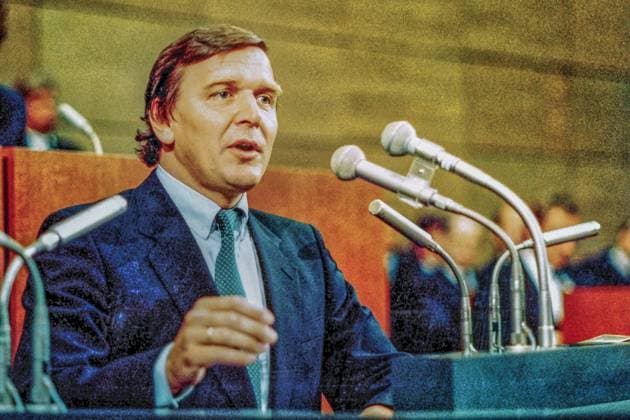 Gerhard Schröder SPD - hier als Landtagsabgeordneter am 10.07.1986 im Niedersächsischem Landtag in Hannover *** Gerhard Schröder SPD here as a member of the state parliament on 10 07 1986 in the Lower Saxony state parliament in Hanover