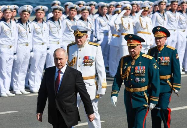 News Themen der Woche KW30 News Bilder des Tages RUSSIA, ST PETERSBURG - JULY 30, 2023: Russiaâ€™s President Vladimir Putin (L) heads to Senate Square to review the Main Naval Parade marking Russian Navy Day. Seen 2nd R is Russia s Defence Minister Sergei Shoigu, C is Russian Navy Commander-in-Chief Admiral Nikolai Yevmenov. Vladimir Smirnov TASS  60765157