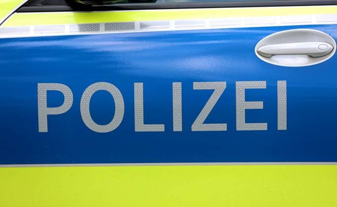 Bayern, Deutschland 29. Juli 2023: Hier der Schriftzug Polizei auf der Fahrertür eines Streifenwagens, Polizeiauto als Symbolbild, Schutz,Staatsverwaltung,Exekutivorgan *** Bavaria, Germany 29 July 2023 Here the writing police on the drivers door of a patrol car, police car as a symbol image, protection,state administration,executive body