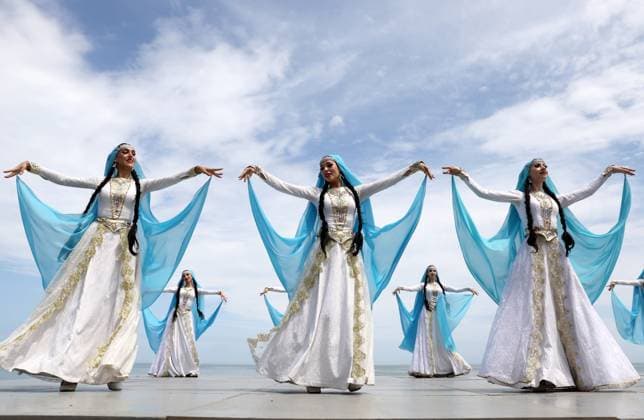Bilder des Jahres 2023, News 07 Juli News Themen der Woche KW30 RUSSIA, KASPIYSK - JULY 30, 2023: A dancing group performs during the Navy Day parade. Yelena Afonina TASS  60767676