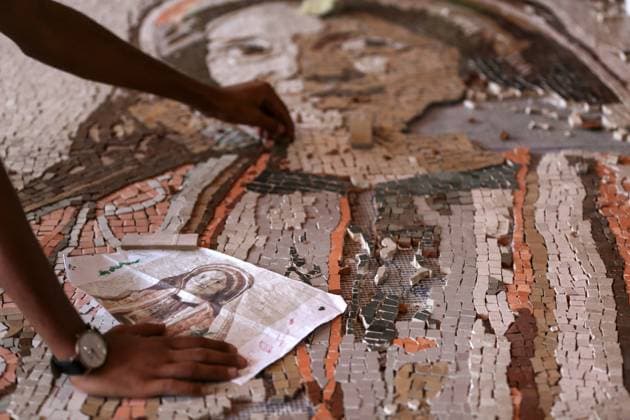 Bilder des Jahres 2023, News 07 Juli News Themen der Woche KW30 Daily Life In Gaza, Palestine A Palestinian girl arranges tiles into a mosaic mural at an association in Khan Yunis the southern Gaza Strip on July 30, 2023. Gaza Palestine  Copyright: xMajdixFathix originalFilename: fathi-notitle230730_npjmU.jpg