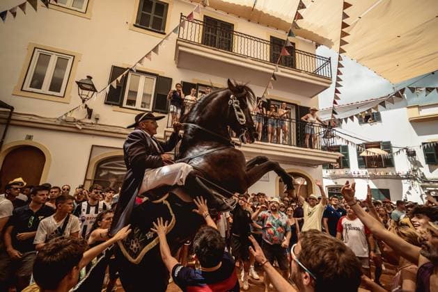 News Themen der Woche KW30 News Bilder des Tages July 30, 2023, Es Migjorn Gran, Balearic Islands, Spain: A caixer (horse rider) rears up on his horse surrounded by a cheering crowd during the traditional Jaleo at the Sant Cristofol Festival in Es Migjorn Gran Es Migjorn Gran Spain - ZUMAo105 20230730_fap_o105_021 Copyright: xMatthiasxOesterlex