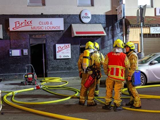 News Themen der Woche KW30 News Bilder des Tages Feuer im BRIXX in der Mehlstraße Kurz vor Mitternacht mussten mehrere Löschzüge zu einem Brand im Erdgeschoß des Music Clubs BRIXX in der City von Hannover ausrücken. Verletzt wurde niemand, da der Club geschlossen war. *** Fire in the BRIXX in the Mehlstraße Shortly before midnight, several fire brigades had to go to a fire on the ground floor of the music club BRIXX in the city of Hanover Nobody was injured, because the club was closed Copyright: xBerndxGüntherx