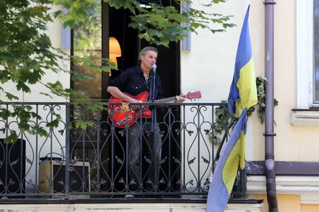 July 30, 2023, Odessa, Ukraine: Robert Lighthouse seen performing on the balcony of the jazz club Perron Number 7 A charity jazz concert in support of the air defense of Odessa was held on the balcony of the jazz club Perron number 7 Odessa Ukraine - ZUMAs197 20230730_zab_s197_008 Copyright: xViacheslavxOnyshchenkox