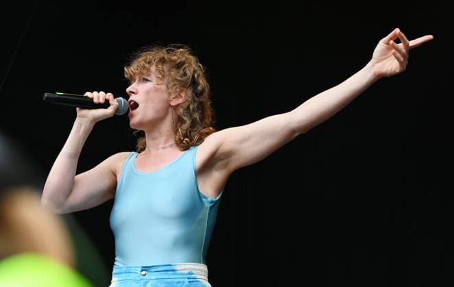 Musikfestival Heimspiel Knyphausen (28. bis 30. Juli 2023), Konzert der Band >> Paula Paula << am Sonntag, 30. Juli 2023. Auftritt der Musikband >> Paula Paula << beim Festival >> Heimspiel Knyphausen << am 30. Juli 2023. Zu sehen Bandleaderin und Songschreiberin Marlène Colle in Aktion am Mikrofon. Eltville-Erbach Eltville am Rhein Rheinland-Pfalz Deutschland Weingut Baron von Knyphausen