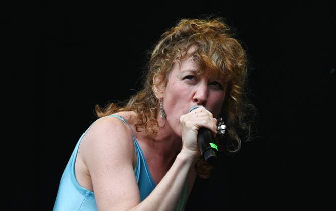 Musikfestival Heimspiel Knyphausen (28. bis 30. Juli 2023), Konzert der Band >> Paula Paula << am Sonntag, 30. Juli 2023. Auftritt der Musikband >> Paula Paula << beim Festival >> Heimspiel Knyphausen << am 30. Juli 2023. Zu sehen Bandleaderin und Songschreiberin Marlène Colle in Aktion am Mikrofon. Eltville-Erbach Eltville am Rhein Rheinland-Pfalz Deutschland Weingut Baron von Knyphausen