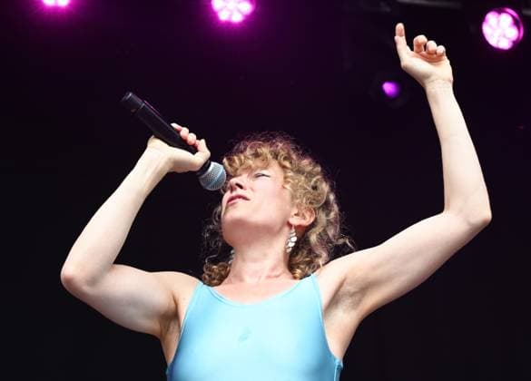 Musikfestival Heimspiel Knyphausen (28. bis 30. Juli 2023), Konzert der Band >> Paula Paula << am Sonntag, 30. Juli 2023. Auftritt der Musikband >> Paula Paula << beim Festival >> Heimspiel Knyphausen << am 30. Juli 2023. Zu sehen Bandleaderin und Songschreiberin Marlène Colle in Aktion am Mikrofon. Eltville-Erbach Eltville am Rhein Rheinland-Pfalz Deutschland Weingut Baron von Knyphausen