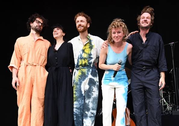 Musikfestival Heimspiel Knyphausen (28. bis 30. Juli 2023), Konzert der Band >> Paula Paula << am Sonntag, 30. Juli 2023. Auftritt der Musikband >> Paula Paula << beim Festival >> Heimspiel Knyphausen << am 30. Juli 2023. Zu sehen Bandleaderin und Songschreiberin Marlène Colle (Mitte) sowie Daniel Freitag (synths), Kristina Koropecki (cello, mellotron, production), Joda Förster (drums), Gisbert zu Knyphausen (bass) (v.l.n.r.) Eltville-Erbach Eltville am Rhein Rheinland-Pfalz Deutschland Weingut Baron von Knyphausen