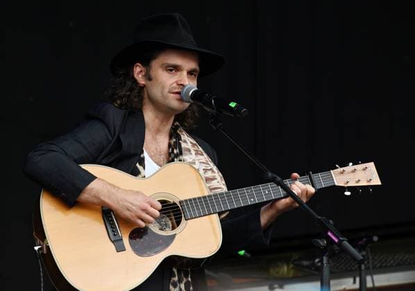 Musikfestival Heimspiel Knyphausen (28. bis 30. Juli 2023), Konzert von Songwriter Tristan Brusch am Sonntag, 30. Juli 2023. Auftritt von Tristan Brusch an der Gitarre beim Festival >> Heimspiel Knyphausen << am 30. Juli 2023. Eltville-Erbach Eltville am Rhein Rheinland-Pfalz Deutschland Weingut Baron von Knyphausen