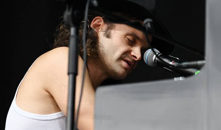 Musikfestival Heimspiel Knyphausen (28. bis 30. Juli 2023), Konzert von Songwriter Tristan Brusch am Sonntag, 30. Juli 2023. Auftritt von Tristan Brusch am Klavier beim Festival >> Heimspiel Knyphausen << am 30. Juli 2023. Eltville-Erbach Eltville am Rhein Rheinland-Pfalz Deutschland Weingut Baron von Knyphausen