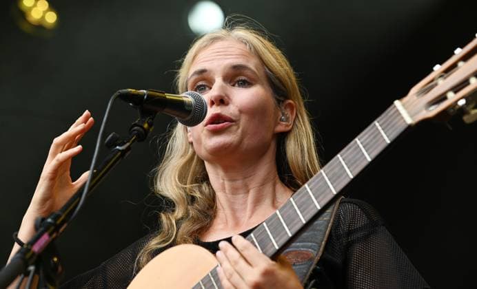 Musikfestival Heimspiel Knyphausen (28. bis 30. Juli 2023), Konzert der Band >> Dota << am Sonntag, 30. Juli 2023. Auftritt der Band >> Dota << beim Festival >> Heimspiel Knyphausen << am 30. Juli 2023. Zu sehen Bandleaderin Dota Kehr (Gesang, Gitarre) in Aktion am Mikrofon und der Akustik-Gitarre. Eltville-Erbach Eltville am Rhein Rheinland-Pfalz Deutschland Weingut Baron von Knyphausen
