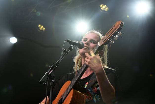 Musikfestival Heimspiel Knyphausen (28. bis 30. Juli 2023), Konzert der Band >> Dota << am Sonntag, 30. Juli 2023. Auftritt der Band >> Dota << beim Festival >> Heimspiel Knyphausen << am 30. Juli 2023. Zu sehen Bandleaderin Dota Kehr (Gesang, Gitarre) in Aktion am Mikrofon und der Akustik-Gitarre. Eltville-Erbach Eltville am Rhein Rheinland-Pfalz Deutschland Weingut Baron von Knyphausen