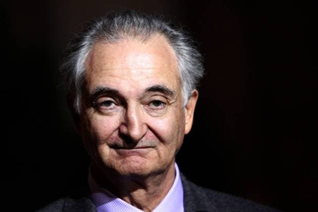 Jacques Attali answers to journalists at the Elysee palace - Paris The President of the French Commission for the liberation of Economic growth Jacques Attali answers to journalists at the Elysee palace after delivering the commission s report to French President Nicolas Sarkozy, on October 15, 2010 in Paris, France. Photo by Stephane Lemouton ABACAPRESS.COM Paris France  Copyright: xLemoutonxStephane ABACAx 248042_014 LemoutonxStephane ABACAx 248042_014 