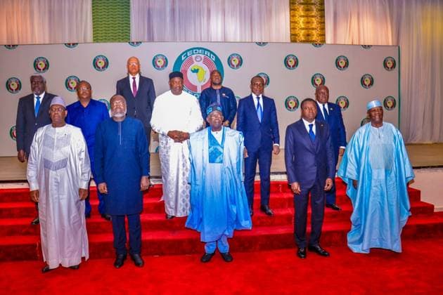 News Themen der Woche KW30 News Bilder des Tages Nigeria, Treffen der Westafrikanischen Wirtschaftsgemeinschaft ECOWAS in Abuja (230731) -- ABUJA, July 31, 2023 -- Participants pose for a photo at an emergency meeting of the Economic Community of West African States () in Abuja, Nigeria, on July 30, 2023. The Economic Community of West African States (), a regional group of 15 countries, agreed to impose sanctions on Niger s military leaders involved in a recent coup at an emergency meeting held here on Sunday. ( Handout via Xinhua) NIGERIA-ABUJA--MEETING-NIGER-COUP ECOWAS 