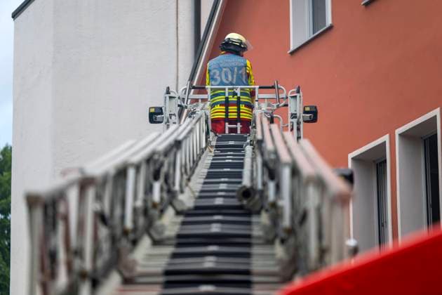 Feuerwehr und Notarzt, Symbolfotos 27.07.2023, Bad Wörishofen im Unterallgäu, Groß-Übung der Freiwilligen Feuerwehr Bad Wörishofen am Kurhaus. Drehleiter im Einsatz. 27.07.2023, Feuerwehr 27.07.2023, Feuerwehr *** 27 07 2023, Bad Wörishofen in Unterallgäu, large exercise of the volunteer fire department Bad Wörishofen at the Kurhaus turntable ladder in use 27 07 2023, fire department 27 07 2023, fire department