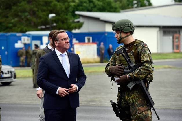 Deutschland, Rheinbach, 31.07.2023 Antrittsbesuch von Verteidigungsminister Pistorius bei der Cybertruppe der Bundeswehr Foto: Verteidigungsminister Boris Pistorius im Gespräch mit Soldaten Funkmasten *** Germany, Rheinbach, 31 07 2023 Inaugural visit of Defense Minister Pistorius to the cyber force of the German Armed Forces Photo Defense Minister Boris Pistorius talking to soldiers radio masts