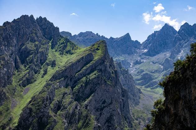 Aussicht auf die Bergwelt bei Cain im Nationalpark und UNESCO-Biosphärenreservat Picos de Europa in Asturien, Nordspanien. Juni 2023. Bergmassiv Nordspanien erwandern *** View of the mountains at Cain in the Picos de Europa National Park and UNESCO Biosphere Reserve in Asturias, Northern Spain June 2023 Hiking Mountain Massif Northern Spain 20230615DSC_4877