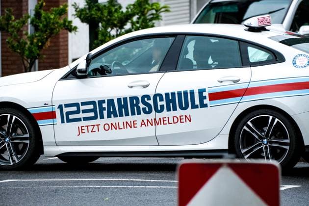 Düsseldorf 31.07.2023 Fahrschule Schriftzug Führerschein Führerscheinentzug Punkte Punkteabbau Fahrlehrer Fahrschüler Führerscheintest Führerscheinprüfung TÜV 123Fahrschule Düsseldorf Nordrhein-Westfalen Deutschland