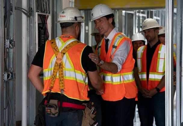 July 31, 2023, Hamilton, Ont, CAN: Prime Minister Justin Trudeau speaks with electrician Kyle Pula during a visit to an apartment complex under construction in Hamilton, Ont., Monday, July 31, 2023. He was joined today by the Mayor of Hamilton, Andrea Horwath, to announce a joint investment of nearly $64 million from the Government of Canada and the City of Hamilton to build and repair 214 homes for families in the city. Hamilton CAN  - ZUMAc35_ 20230731_zaf_c35_068 Copyright: xPeterxPowerx