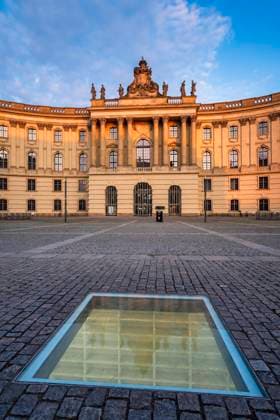 Denkmal zur Erinnerung an die Bücherverbrennung, Bebelplatz, Berlin, Deutschland, Europa *** Monument to Reminder to the Book burning, Bebelplatz, Berlin, Germany, Europe Copyright: imageBROKER LotharxSteiner ibxlot09454304.jpg
