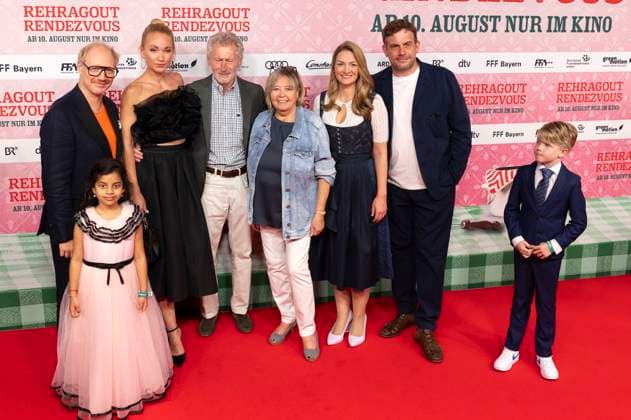 Bilder des Jahres 2023, Entertainment 08 August Entertainment Themen der Woche KW31 Entertainment Bilder des Tages Simon Schwarz, Aadya Ponnada, Lisa Maria Potthoff, Paul Breitner, Hildegard Breitner, Judith Gerlach, Sebastian Bezzel und Carlos Bliesath bei der Premiere des Kinofilms Rehragout-Rendezvous im Mathäser Filmpalast. München, 31.07.2023 *** Simon Schwarz, Aadya Ponnada, Lisa Maria Potthoff, Paul Breitner, Hildegard Breitner, Judith Gerlach, Sebastian Bezzel and Carlos Bliesath at the premiere of the feature film Rehragout Rendezvous at Mathäser Filmpalast Munich, 31 07 2023 Foto:xT.xEffingerx xFuturexImage
