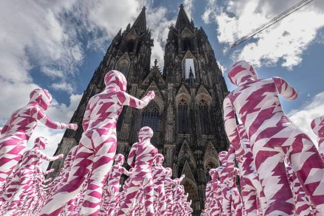 Bilder des Jahres 2023, News 08 August News Themen der Woche KW31 Aus Protest gegen die Missbrauchsfaelle in der katholischen Kirche hat der Aktionskuenstler und Maler Dennis Josef Meseg am Dienstag (01.08.2023) vor dem Koelner Dom eine Installation aus 333 kleine Schaufensterpuppen aufgestellt. Die in weissen und purpurfarbenen Baendern eingewickelten Puppen sollen Kinder symbolisieren, die mit einem Finger auf den Dom zeigen, wie der Kuenstler auf seiner Internetseite erklaerte. Anlass fuer die Installation mit dem Titel Shattered Souls ... in a Sea of Silence ( Erschuetterte Seelen ... in einem Meer der Stille ) ist der am Dienstag in Lissabon gestartete Weltjugendtag der katholischen Kirche. (Siehe epd-Meldung vom 01.08.2023) EDITORIAL USE ONLY *** In protest against the abuse cases in the Catholic Copyright: epd-bild GuidoxSchiefer epd-Missbrauch_Kinderfiguren1-kopieren