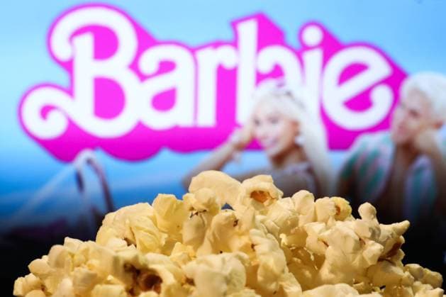Mattel Movies Photo Illustrations A popcorn and Barbie movie website displayed on a screen in the background are seen in this illustration photo taken in Krakow, Poland on August 1, 2023. Krakow Poland  Copyright: xJakubxPorzyckix originalFilename: porzycki-mattelmo230801_npxlK.jpg
