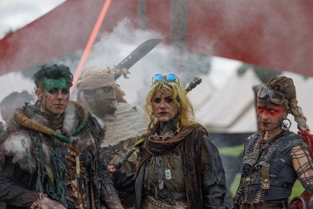 Bilder des Jahres 2023, News 08 August News Themen der Woche KW31 Wacken 2023 totaler Anreisestop wegen der Wetterlage, Welle der Hilfsbereitschaft Obwohl es am Dienstag wegen der Starkregen tatsächlich absoluten Anreisestop auf dem Wacken Open Air gibt, freuten sich die Fans, die es bis dahin auf das Festivalgelände geschafft haben. Unbeirrt vom Wind und Wetter leben Metalfans ganz in der Situaltion und machen das Beste daraus. In der gesamten Umgebung brach eine Welle der Hilfsbereitschaft aus, auf Koppeln und Höfen rund um Wacken bieten die Bewohner weiter freie Flächen zum Campen oder Zimmer an. Der Start des Festivals am Mittwoch soll dennoch wie geplant stattfinden. Die Wastelandwarriors unterhalten die Gäste mit passender Endzeitstimmung. Wacken Wacken open Air Schleswig Holstein Deutschland