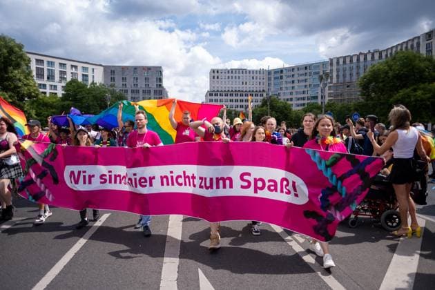 45. Christopher Street Day Parade unter dem Motto Be their voice – and ours! Für mehr Empathie und Solidarität! zieht durch Berlin zur Siegessäule. Die Demonstration fordert gleiche Rechte für Lesben, Schwule, Bisexuelle, Transgender, Intersexuelle und queere Menschen. 45th Christopher Street Day Parade under the motto Be their voice – and ours! Für mehr Empathie und Solidarität! moves through Berlin to the Victory Column. The demonstration demands equal rights for lesbian, gay, bisexual, transgender, intersex and queer people. snapshot-photography K.M.Krause