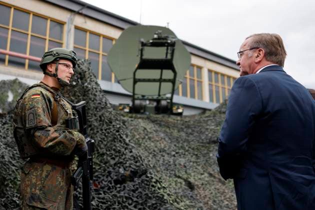 Antrittsbesuch von Bundesverteidigungsminister Boris Pistorius (SPD) bei der Cybertruppe bzw. dem militärischen Organisationsbereich (OrgBer) Cyber- und Informationsraum (CIR) am Standort in Rheinbach. Hier beim Rundgang durch die dynamische und statische Systemschau bei der Vorstellung CIR-Fähigkeiten im Cyberraum und Informationsraum der Bundeswehr. Rheinbach, 31.07.2023 NRW Deutschland *** Inaugural visit by Federal Minister of Defense Boris Pistorius SPD to the cyber force or the military organizational unit OrgBer Cyber and Information Space CIR at the site in Rheinbach Here during the tour of the dynamic and static system show at the presentation CIR capabilities in cyberspace and information space of the Bundeswehr Rheinbach, 31 07 Copyright: xChristophxHardtx
