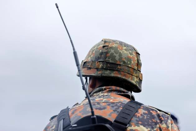 Soldat mit Ausrüstung steht in der Systemschau CIR-Fähigkeiten beim Antrittsbesuch von Bundesverteidigungsminister Boris Pistorius (SPD) bei der Cybertruppe bzw. dem militärischen Organisationsbereich (OrgBer) Cyber- und Informationsraum (CIR) am Standort in Rheinbach. Hier zu sehen in der dynamischen und statischen Systemschau zur Vorstellung CIR-Fähigkeiten im Cyberraum und Informationsraum der Bundeswehr. (Themenbild, Symbolbild) Rheinbach, 31.07.2023 NRW Deutschland *** Soldier with equipment stands in the system show CIR capabilities during the inaugural visit of Federal Minister of Defense Boris Pistorius SPD to the cyber force or the military organizational area OrgBer cyber and information space CIR at the site in Rheinbach Here Copyright: xChristophxHardtx