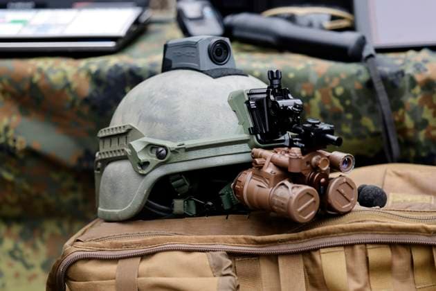Ein Kriegshelm der Bundeswehr mit Helmkamera und Sichgeräten beim Antrittsbesuch von Bundesverteidigungsminister Boris Pistorius (SPD) bei der Cybertruppe bzw. dem militärischen Organisationsbereich (OrgBer) Cyber- und Informationsraum (CIR) am Standort in Rheinbach. Hier im Gespräch mit einem Soldaten beim Rundgang durch die dynamische und statische Systemschau bei der Vorstellung CIR-Fähigkeiten im Cyberraum und Informationsraum der Bundeswehr. (Themenbild, Symbolbild) Rheinbach, 31.07.2023 NRW Deutschland *** A war helmet of the Bundeswehr with helmet camera and Sichgeräten during the inaugural visit of Federal Minister of Defense Boris Pistorius SPD at the cyber force or the military organizational area OrgBer cyber and information Copyright: xChristophxHardtx