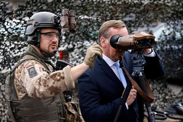Antrittsbesuch von Bundesverteidigungsminister Boris Pistorius (SPD) bei der Cybertruppe bzw. dem militärischen Organisationsbereich (OrgBer) Cyber- und Informationsraum (CIR) am Standort in Rheinbach. Hier beim Rundgang durch die dynamische und statische Systemschau bei der Vorstellung CIR-Fähigkeiten im Cyberraum und Informationsraum der Bundeswehr. Rheinbach, 31.07.2023 NRW Deutschland *** Inaugural visit by Federal Minister of Defense Boris Pistorius SPD to the cyber force or the military organizational unit OrgBer Cyber and Information Space CIR at the site in Rheinbach Here during the tour of the dynamic and static system show at the presentation CIR capabilities in cyberspace and information space of the Bundeswehr Rheinbach, 31 07 Copyright: xChristophxHardtx