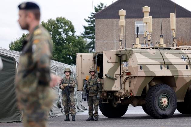 Soldaten mit G36 stehen vor Militärtechnik (gepanzerter Truppentransporter mit Aufbauten) beim Antrittsbesuch von Bundesverteidigungsminister Boris Pistorius (SPD) bei der Cybertruppe bzw. dem militärischen Organisationsbereich (OrgBer) Cyber- und Informationsraum (CIR) am Standort in Rheinbach. Hier zu sehen beim Rundgang durch die dynamische und statische Systemschau bei der Vorstellung CIR-Fähigkeiten im Cyberraum und Informationsraum der Bundeswehr. (Themenbild, Symbolbild) Rheinbach, 31.07.2023 NRW Deutschland *** Soldiers with G36 stand in front of military technology armored troop carrier with superstructures during the inaugural visit of Federal Minister of Defense Boris Pistorius SPD to the cyber force or the military organizati Copyright: xChristophxHardtx