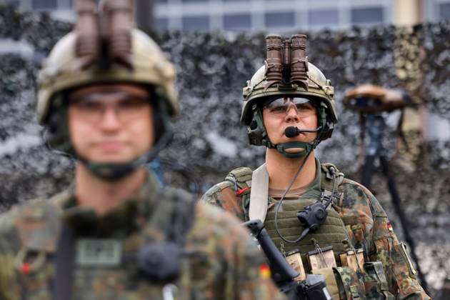 Soldaten mit G36 und Ausrüstung stehen in der Systemschau CIR-Fähigkeiten beim Antrittsbesuch von Bundesverteidigungsminister Boris Pistorius (SPD) bei der Cybertruppe bzw. dem militärischen Organisationsbereich (OrgBer) Cyber- und Informationsraum (CIR) am Standort in Rheinbach. Hier zu sehen in der dynamischen und statischen Systemschau zur Vorstellung CIR-Fähigkeiten im Cyberraum und Informationsraum der Bundeswehr. (Themenbild, Symbolbild) Rheinbach, 31.07.2023 NRW Deutschland *** Soldiers with G36 and equipment stand in the system show CIR capabilities during the inaugural visit of Federal Minister of Defense Boris Pistorius SPD to the cyber force or the military organizational area OrgBer cyber and information space CIR at the sit Copyright: xChristophxHardtx