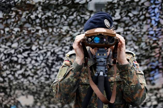 Ein Soldaten blickt durch ein Fernglas beim Antrittsbesuch von Bundesverteidigungsminister Boris Pistorius (SPD) bei der Cybertruppe bzw. dem militärischen Organisationsbereich (OrgBer) Cyber- und Informationsraum (CIR) am Standort in Rheinbach. Hier im Gespräch mit einem Soldaten beim Rundgang durch die dynamische und statische Systemschau bei der Vorstellung CIR-Fähigkeiten im Cyberraum und Informationsraum der Bundeswehr. (Themenbild, Symbolbild) Rheinbach, 31.07.2023 NRW Deutschland *** A soldier looks through binoculars during the inaugural visit of German Defense Minister Boris Pistorius SPD to the cyber force or the military organizational unit OrgBer Cyber and Information Space CIR at the site in Rheinbach Here talking to a soldi Copyright: xChristophxHardtx