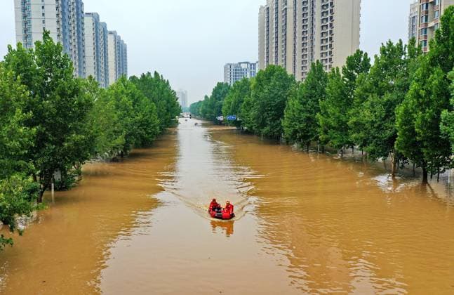 Bilder des Jahres 2023, News 08 August News Themen der Woche KW31 (230802) -- ZHUOZHOU, Aug. 2, 2023 -- This aerial photo taken on Aug. 2, 2023 shows rescuers heading to transfer flood-trapped people in Zhuozhou, north China s Hebei Province. Nine people have died and six are missing in north China s Hebei Province as of noon on Tuesday as rainstorms continue, local authorities have said. Statistics show that rainstorms had impacted a total of 540,703 people in 87 counties and districts in Hebei by noon on Tuesday. The economic losses brought by the disaster are still being investigated. So far, the province has evacuated 847,400 people. ) CHINA-HEBEI-ZHUOZHOU-FLOOD (CN) MuxYu 