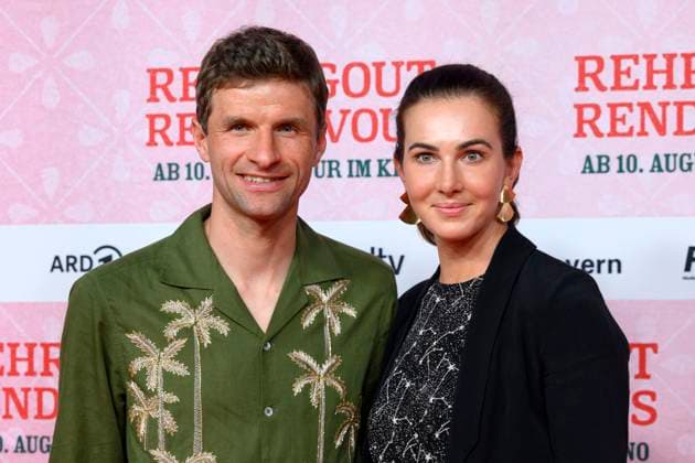 Fußballer Thomas Müller mit Ehefrau Lisa Müller bei der Premiere des Kinofilms Rehragout-Rendezvous im Mathäser Filmpalast. München, 31.07.2023 NRW Deutschland *** Footballer Thomas Müller with wife Lisa Müller at the premiere of the feature film Rehragout Rendezvous at Mathäser Filmpalast Munich, 31 07 2023 NRW Germany Copyright: xDwixAnoraganingrumx