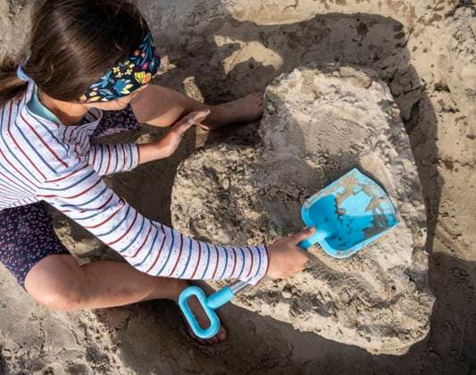 Wolin: Liebesgrüße vom Ostseestrand. Ein kleines Mädchen hat beim Buddeln am Ostseestrand (des polnischen Badeortes Misdroy) ein großes Herz geformt. Das Spielen und Buddeln im feinkörnigen Sand gehört zu den beliebten Vergnügungen der Kinder. (Symbolfoto) Misdroy Westpommern Polen *** Wolin Love greetings from the Baltic Sea beach A little girl has formed a big heart while digging on the Baltic Sea beach of the Polish seaside resort of Misdroy Playing and digging in the fine-grained sand is one of the childrens favorite pastimes Symbol photo Misdroy West Pomerania Poland