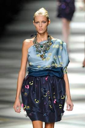 Lanvin Fashion Show - Paris Anja Rubik displays a creation by Israeli-American designer Alber Elbaz for Lanvin, during Paris Spring-Summer 2009 Ready-to-Wear Fashion Week, in Paris, France on October 5, 2008. Photo Mehdi Taamallah ABACAPRESS.COM Paris France  Copyright: xTaamallahxMehdi ABACAx 165848_27 TaamallahxMehdi ABACAx 165848_27 