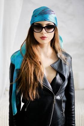 Creative Highlights Symbolbilder Porträt einer Frau in Lederjacke und seidenem blauen Kopftuch *** Portrait a Woman in Leather jacket and seidenem blue Headscarf Copyright: imageBROKER/AlekseixIsachenko ibxaii09467968.jpg ,model released, Symbolfoto ,property released