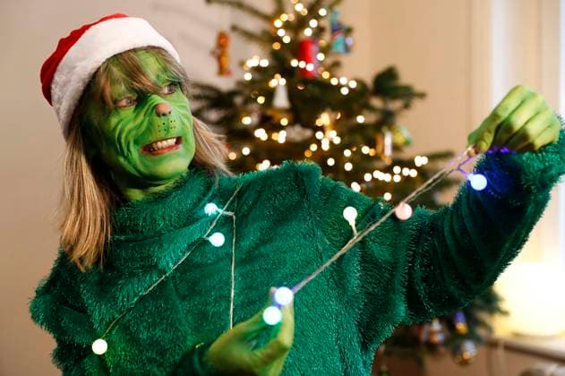 GEEK ART - Bodypainting and Transformaking: Der Grinch stiehlt Weihnachten Photoshooting mit Maria Skupin als Frau Grinch in der Villa Czarnecki in Hameln. - Ein Projekt des Fotografen Tschiponnique Skupin und des Bodypainters und Transformakers Enrico Lein *** GEEK ART Bodypainting and Transformaking The Grinch steals Christmas Photoshooting with Maria Skupin as Mrs. Grinch in the Villa Czarnecki in Hameln A project of the photographer Tschiponnique Skupin and the Bodypainter and Transformaker Enrico Lein Foto:xT.xSkupinx xFuturexImage