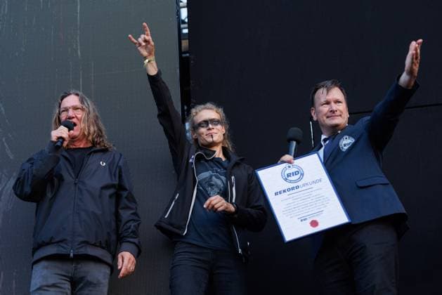 Bilder des Jahres 2023, Entertainment 08 August Entertainment Themen der Woche KW31 Entertainment Bilder des Tages Wacken 2023 offiziell eröffnet - Weltrekord in Wacken am ersten Tag Thomas Jensen und Olaf Kuchenbecker verkünden den Rekord für die lauteste Schweigeminute der Welt mit einem Growling von ca. 109 Dezibel. Obwohl es am Dienstag wegen der Starkregen tatsächlich absoluten Anreisestop auf dem Wacken Open Air gab es für die Fans Mittwoch wie geplant die langersehnte Eröffnung des Festivalgeländes. Wacken Wacken open Air Schleswig Holstein Deutschland _JR58594 *** Wacken 2023 officially opened world record in Wacken on the first day Thomas Jensen and Olaf Kuchenbecker announce the record for the loudest minute of silence in the world with a growl of about 109 decibels Although it was on Tuesday because of the heavy rain actually abso