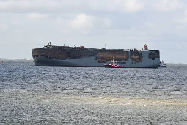 Bilder des Jahres 2023, News 08 August News Themen der Woche KW31 News Bilder des Tages Borkum, 03.08.2023, Der schwer beschädigte Frachter Fremantle Highway, Das beschädigte Schiff wird in den Hafen von Eemshaven geschleppt. Begleitet wird das Schiff von Spezialschiffen Borkum Deutschland *** Borkum, 03 08 2023, The badly damaged freighter Fremantle Highway, The damaged ship is towed into the port of Eemshaven Accompanied by special ships Borkum Germany
