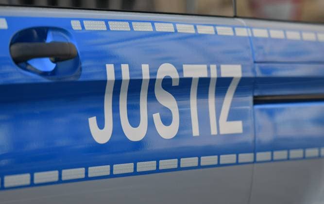 Justiz, Symbolfotos 03.08.2023, xblx, Justiz,Transporter in Frankfurt Frankfurt am Main *** 03 08 2023, xblx, justice,transporter in frankfurt frankfurt am main