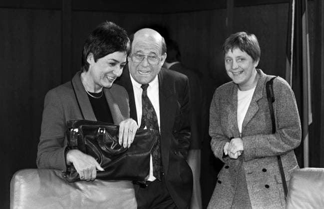 Deutschland, Bonn, 17.03.1993 Archiv.: 39-49-31 Sitzung Bundeskabinett Foto: v.l.n.r.: Hannelore Roensch, Wolfgang Boetsch und Angela Merkel Sitzung Bundeskabinett *** Germany, Bonn, 17 03 1993 Archive 39 49 31 Meeting Federal Cabinet Photo f l n r Hannelore Roensch, Wolfgang Boetsch and Angela Merkel Meeting Federal Cabinet