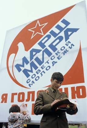 I vote for peace! anti-war action 8485306 26.06.1983 The referendum of the Soviet youth I vote for peace! , June 26, 1983. Participants of an anti-war rally during voting in the Central Park of Culture and Leisure named after Maxim Gorky in Moscow. Viktor Chernov Moscow Russia  Copyright: xViktorxChernovx