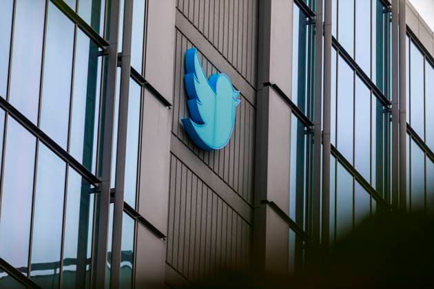 Symbolbild Twitter Hauptquartier USA, San Francisco am 03.08.2023: Das alte ehmaliges The blue bird design Twitter Logo hängt, noch, auf das Hauptquartier Haus. *** Iconic image Twitter headquarters USA, San Francisco on 03 08 2023 The old former The blue bird design Twitter logo hangs, still, on the headquarters house