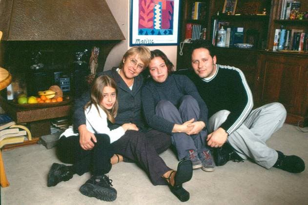 File pictures Michelle Bachelet - Chile File picture taken in 2001 of Michelle Bachelet with daughters Fransisca Davalos Bachelet born in 1984 first wedding), Sofia Henriquez Bachelet (born in 1993, second wedding ) and son Sebastian Davalos Bachelet (born in 1978, first wedding) in Chile. Courtesy of Bachelet Family via ABACAPRESS.COM Santiago Chile  Copyright: xDexRussexAxelle ABACAx 89686_05 DexRussexAxelle ABACAx 89686_05
